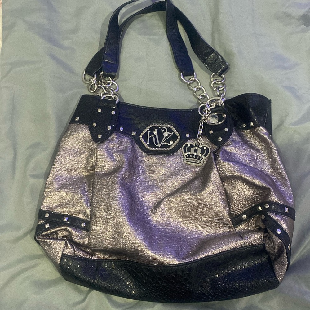 I’m selling it because I have a lot, but this one is a nice purse